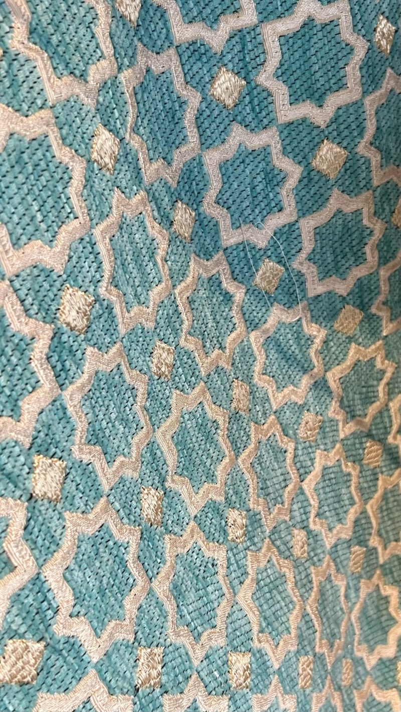 Stoffausschnitt Zahra Turquoise – Türkis mit Beige und Gold, handgewebter Boho-Stoff