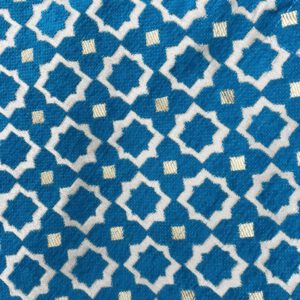 Zahra Pacific – Handgefertigte Brokattasche in kräftigem Türkisblau mit weiß-goldenem Muster, Boho Nomad Collection aus Marokko