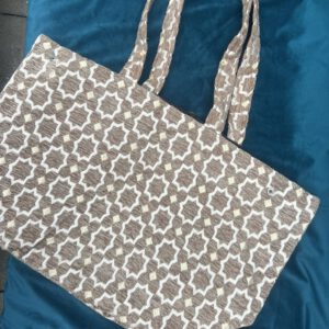 Boho Nomad Grand – Zahra Dune: große Webstoff-Tasche in sandigem Beige mit orientalischem Muster, handgefertigt in Marokko.