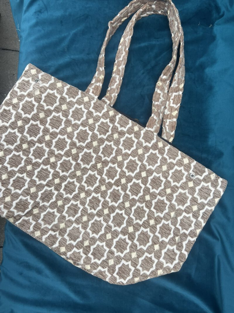 Boho Nomad Grand – Zahra Dune: große Webstoff-Tasche in sandigem Beige mit orientalischem Muster, handgefertigt in Marokko.