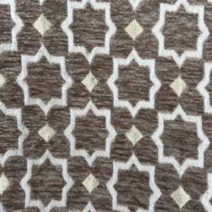 Nahaufnahme der Zahra Dune Tasche: sandbeiger Stoff mit weiß-goldenem Orientmuster – marokkanische Handarbeit mit Stil.