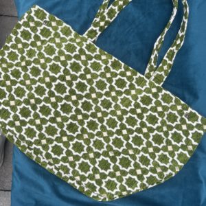 Zahra Pistache – große Boho-Tasche in Pistaziengrün mit Weiß & Gold. Handgefertigt in Marokko – stilvoll und natürlich.