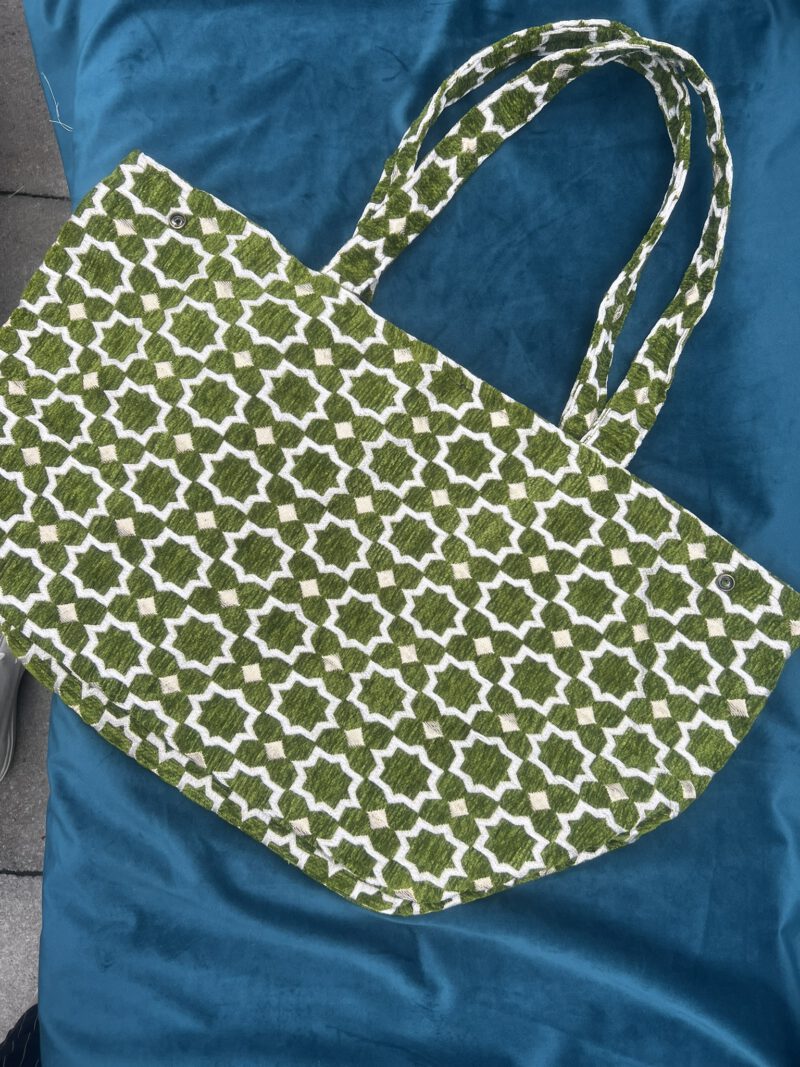 Zahra Pistache – große Boho-Tasche in Pistaziengrün mit Weiß & Gold. Handgefertigt in Marokko – stilvoll und natürlich.