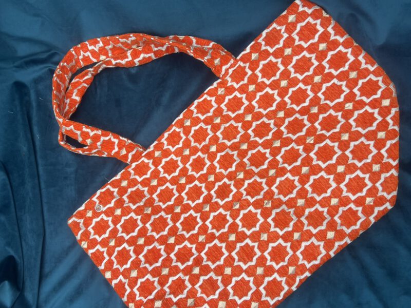 Boho Nomad Grand – Zahra Soleil, große Brokattasche in kräftigem Orange mit weiß-goldenem Muster, handgefertigt in Marokko