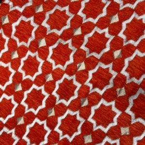 Detailansicht der Brokatstruktur von Boho Nomad Grand – Zahra Sahara, dunkles Orange mit weiß-goldenem Muster, handgefertigt in Marokko