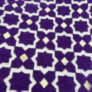 Nahaufnahme der Zahra Améthyste Tasche: edler Webstoff in lila mit orientalischem Muster – marokkanische Handarbeit.