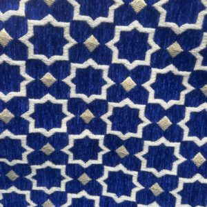 Detailaufnahme des Brokatstoffs der Zahra Royal Tasche: Royalblauer Hintergrund mit orientalischem Sternmuster in Weiß und Gold, handgewebt in Marokko.