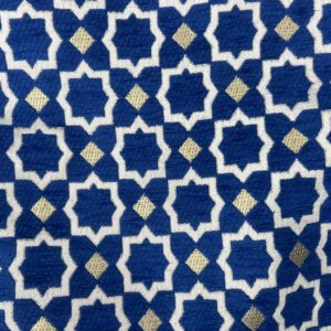 Detailaufnahme des Brokatstoffs der Zahra Océan Tasche: Blauer Hintergrund mit orientalischem Sternmuster in Weiß und Gold, handgewebt in Marokko.