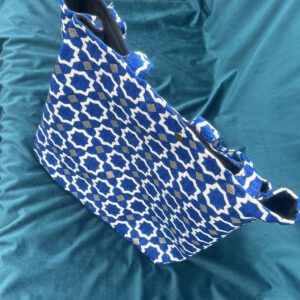 Nahaufnahme der Zahra Océan Tasche: edler Webstoff in Azur Blau mit orientalischem Muster – marokkanische Handarbeit.