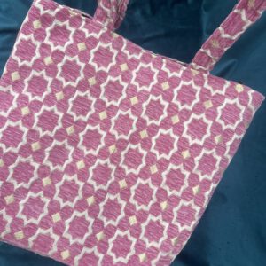 Zahra Rosée – Handgefertigte Brokattasche in zartem Rosé mit weiß-goldenem Muster, fotografiert auf dunkelblauem Samt, Boho Nomad Collection