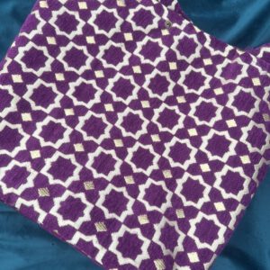 Boho Nomad Grand – Zahra Mûre: große Webstoff-Tasche in sattem Brombeer mit Weiß und Gold, handgefertigt in Marokko.