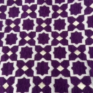 Nahaufnahme der Zahra Mûre Tasche: Webstoff mit orientalischem Sternmuster in Brombeer, Weiß und Gold – kunstvoll verarbeitet und handgemacht.