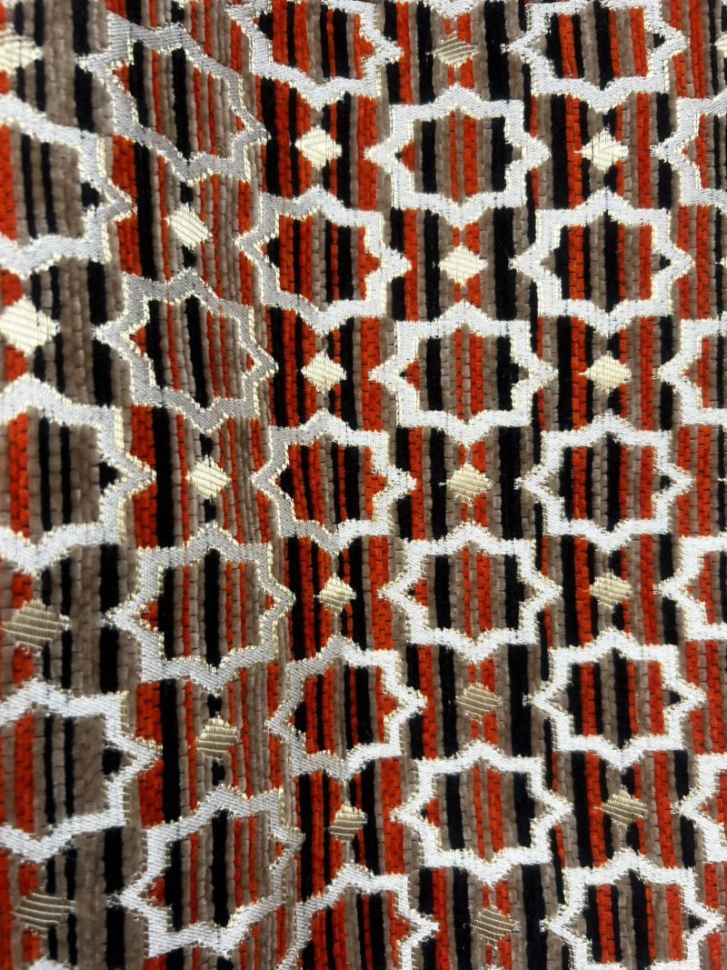 Zahra Nomade – Handgefertigte Brokattasche in Orange mit Schwarz, Beige & Gold im Streifenmuster, Boho Nomad Collection aus Marokko