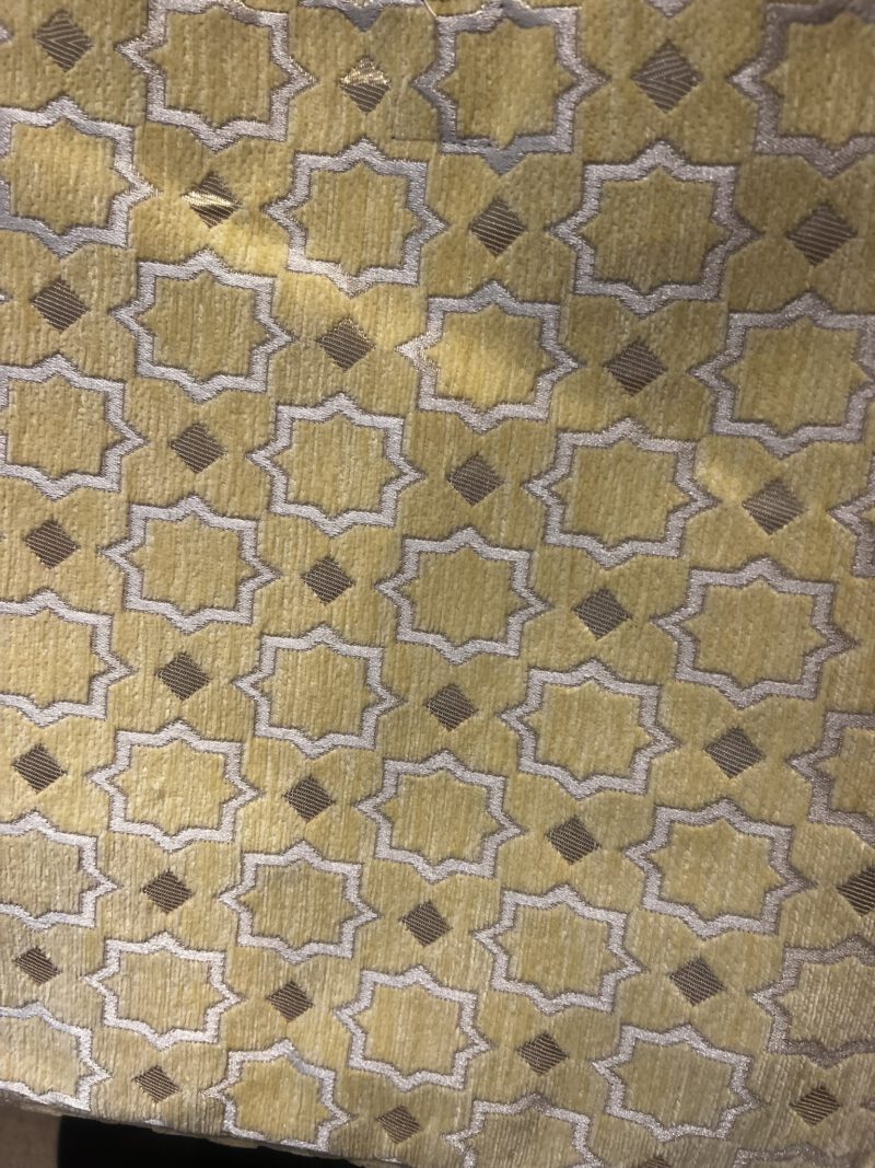 Frisch, sanft und voller Leichtigkeit. Das zarte Gelb mit Weiß und Gold bringt sonnige Eleganz in deinen Alltag – für alle, die mit einem Lächeln vorangehen.