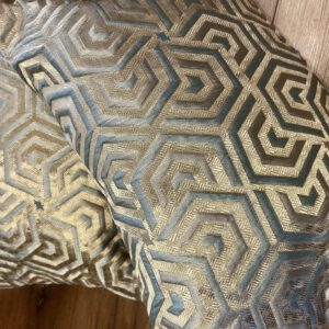 Zwei handgefertigte Brokatkissen mit geometrischem Muster in Gold und Türkis – Amani Prima Unikate aus Marokko