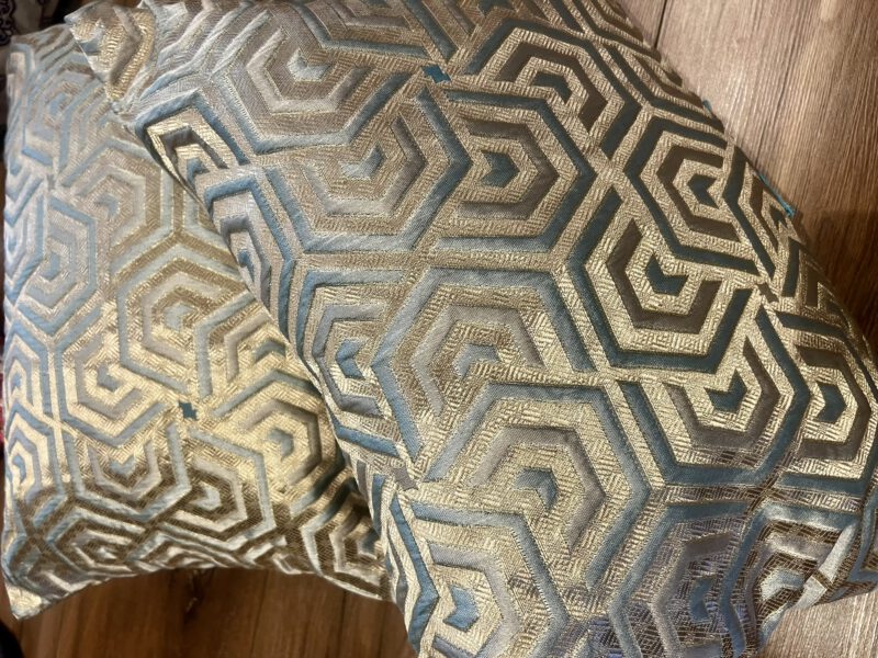 Zwei handgefertigte Brokatkissen mit geometrischem Muster in Gold und Türkis – Amani Prima Unikate aus Marokko