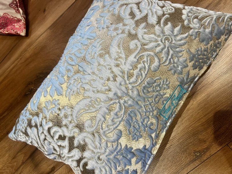 Amani Prima Kissen in Himmelblau und Gold mit floralem Brokatmuster – handgefertigt in Marokk