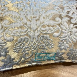 Amani Prima Kissen in Himmelblau und Gold mit floralem Brokatmuster – handgefertigt in Marokk