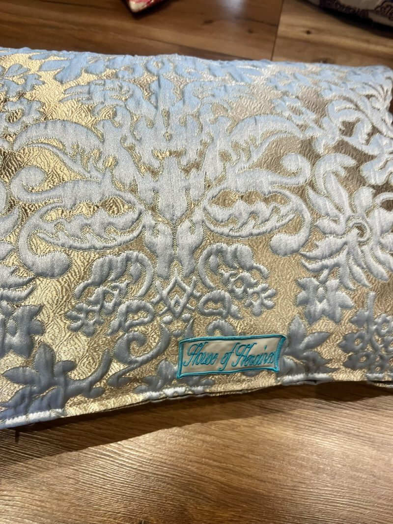 Amani Prima Kissen in Himmelblau und Gold mit floralem Brokatmuster – handgefertigt in Marokk