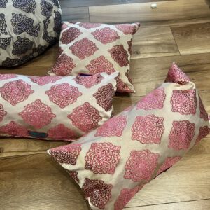 Drei Brokatkissen in Beige mit pinkfarbener Stickerei – Amani Prima Unikate aus Marokko, rechteckig und quadratisch