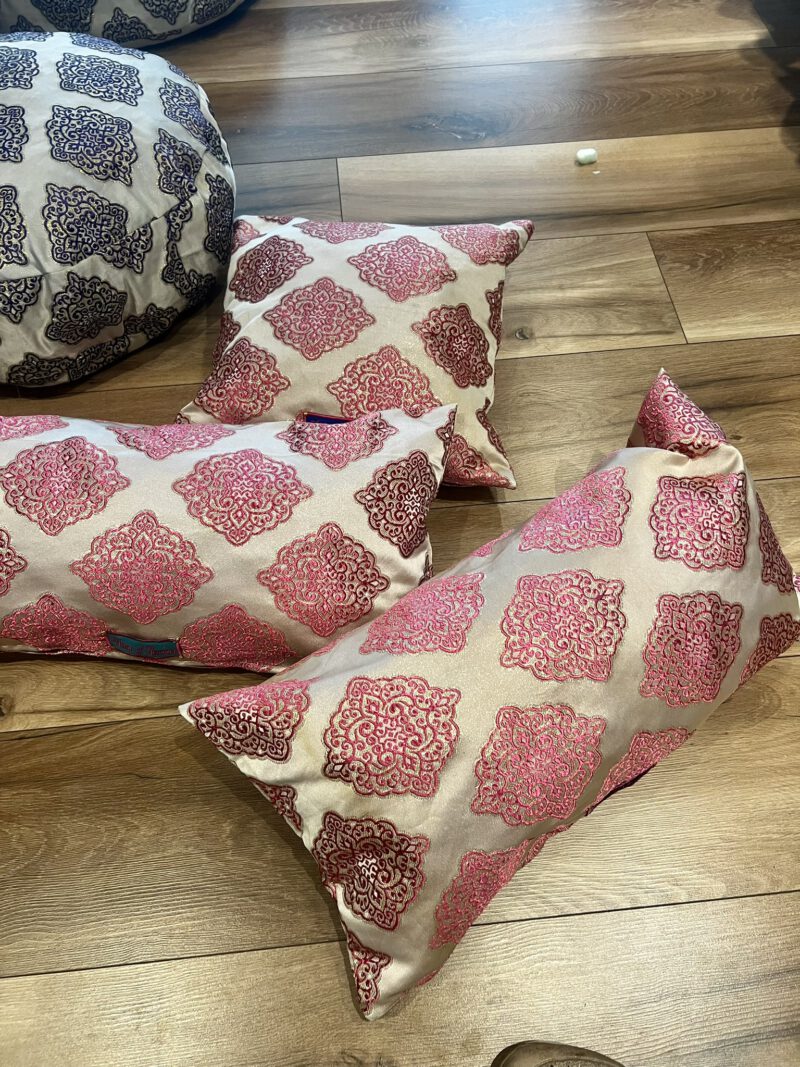 Drei Brokatkissen in Beige mit pinkfarbener Stickerei – Amani Prima Unikate aus Marokko, rechteckig und quadratisch