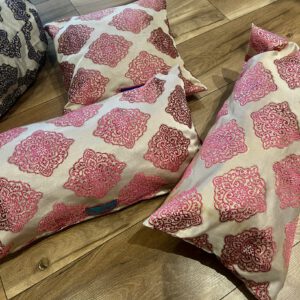 Amani Prima 05 – Brokatkissen Beige mit pinkfarbener Stickerei
