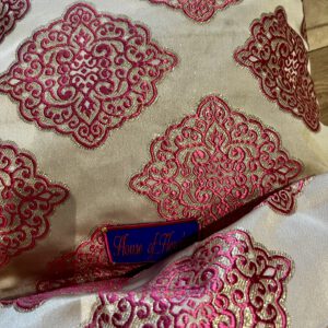 Brokatkissen in Beige mit pinkfarbener Stickerei – Amani Prima Unikate aus Marokko, rechteckig