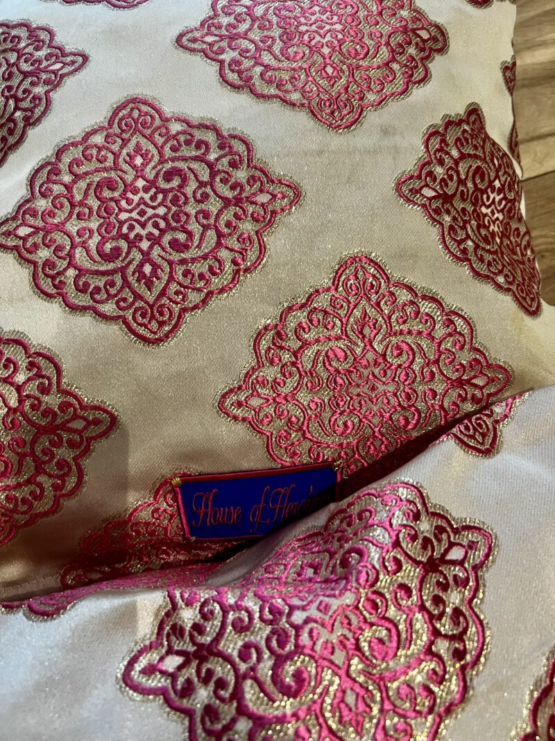 Brokatkissen in Beige mit pinkfarbener Stickerei – Amani Prima Unikate aus Marokko, rechteckig
