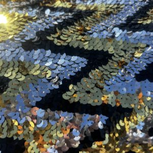 Detailaufnahme eines handgefertigten Kissens mit Pailletten in Schwarz, Gold und Silber – Amani Prima aus Marokko