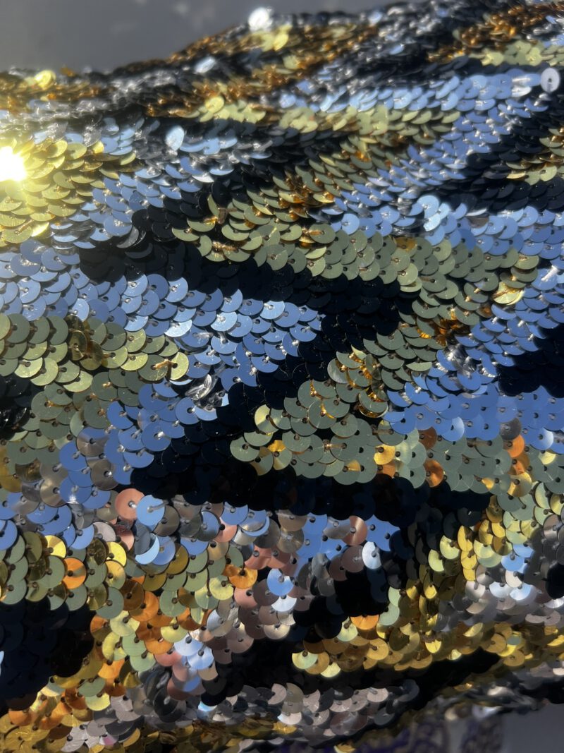 Detailaufnahme eines handgefertigten Kissens mit Pailletten in Schwarz, Gold und Silber – Amani Prima aus Marokko