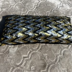 Detailaufnahme eines handgefertigten Kissens mit Pailletten in Schwarz, Gold und Silber – Amani Prima aus Marokko
