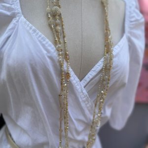 Statementkette in Light Khaki mit Strasskugel, ca. 80 cm, mit Verschluss und Verlängerung, getragen – Glam Beads No. 2