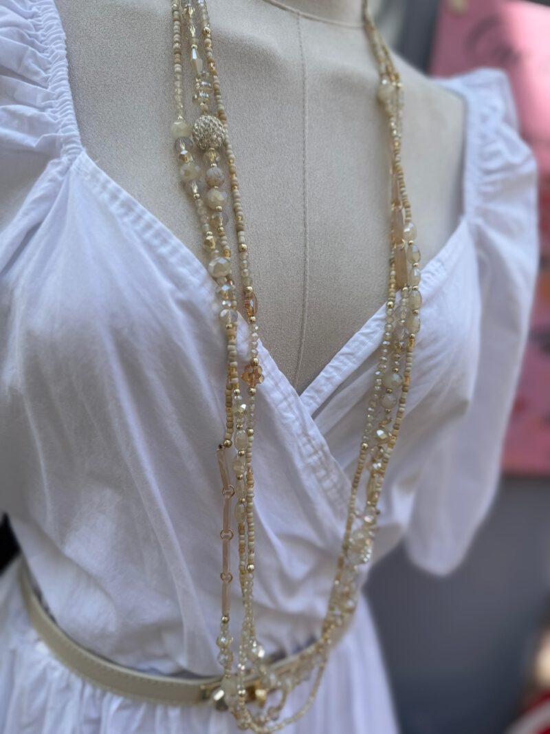Statementkette in Light Khaki mit Strasskugel, ca. 80 cm, mit Verschluss und Verlängerung, getragen – Glam Beads No. 2