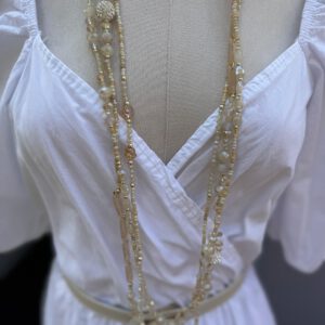 Statementkette in Light Khaki mit Strasskugel, ca. 80 cm, mit Verschluss und Verlängerung, getragen – Glam Beads No. 2