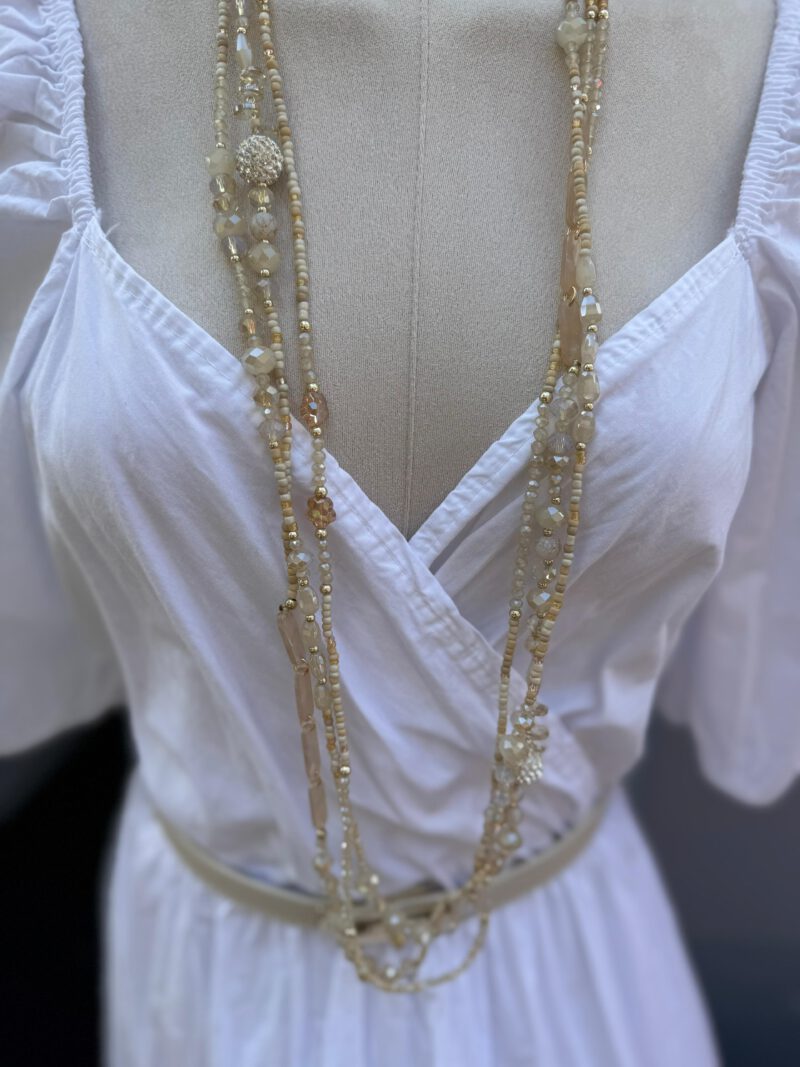 Statementkette in Light Khaki mit Strasskugel, ca. 80 cm, mit Verschluss und Verlängerung, getragen – Glam Beads No. 2