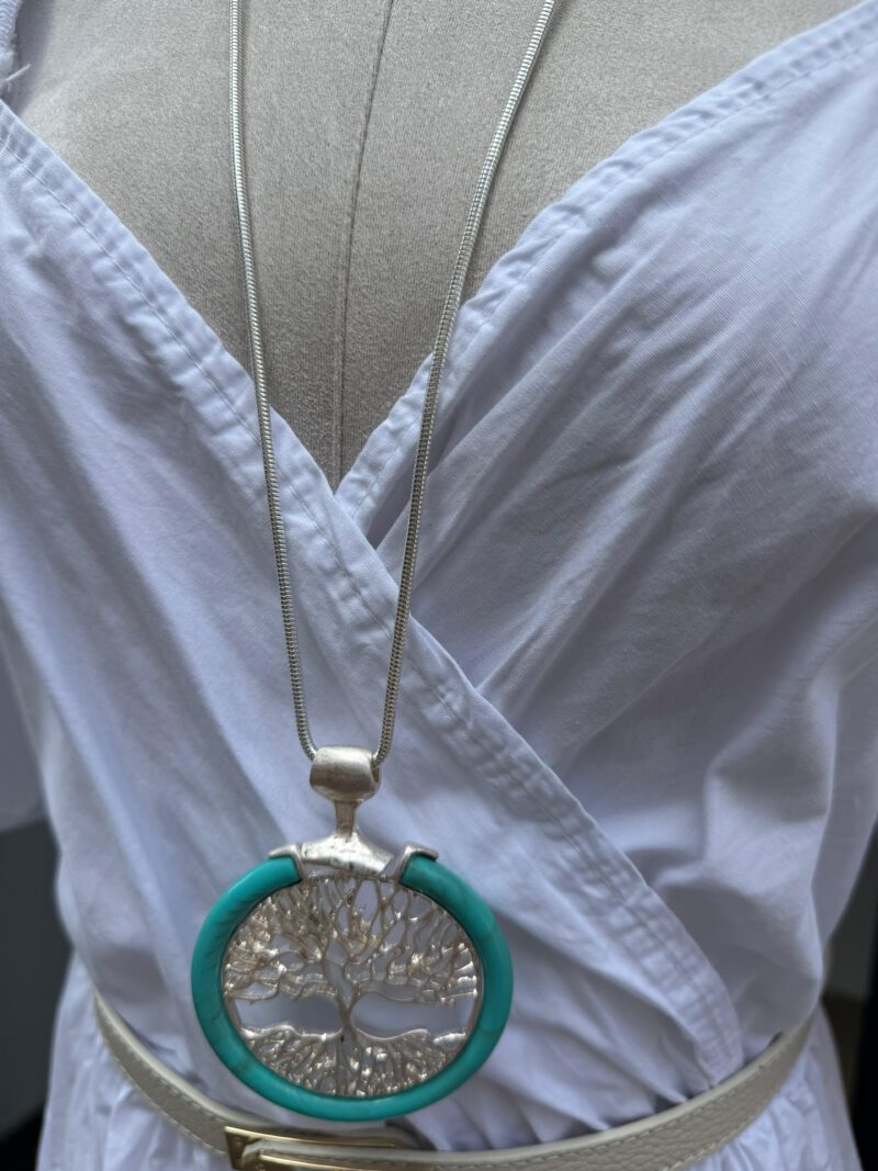 La Vida No. 1 – Silberne Statementkette mit türkisfarbener Umrandung und Lebensbaum-Anhänger, ca. 80 cm lang, ohne Verschluss, getragen