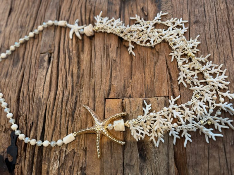 Detailaufnahme cremefarbener Seestern-Anhänger der Kette Sea Star No. 2 – HNK-SEASTAR-02
