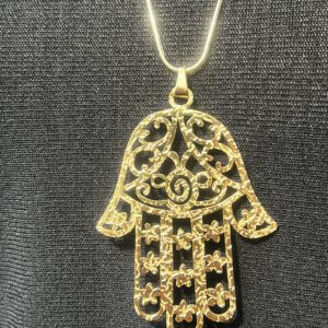 Detailaufnahme der goldfarbenen Hamsa-Kette mit floralen Mustern