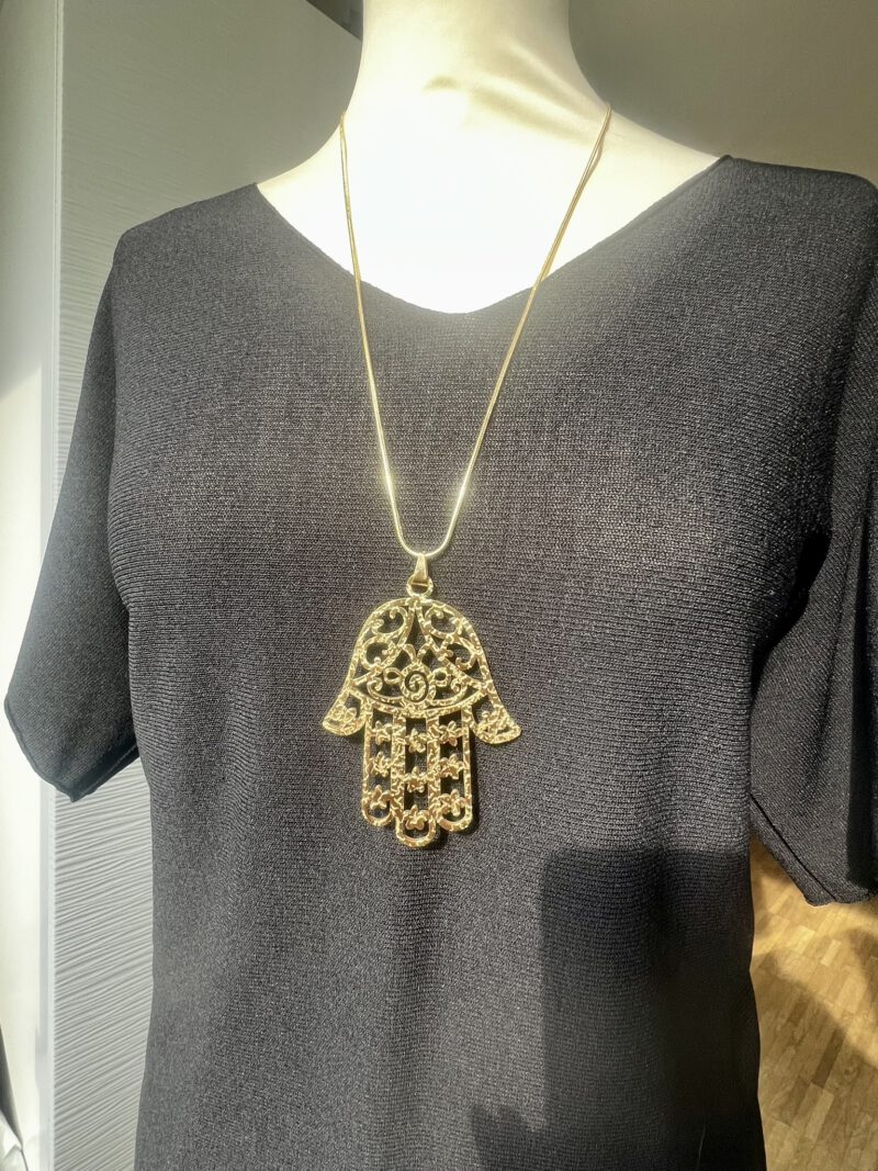 Langkette mit Hamsa-Hand aus Metall – Symbol für Schutz und Stärke