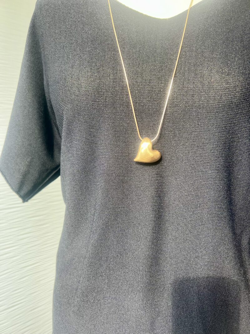 Goldene Herzkette mit sanft abgerundetem Anhänger – Modell „Corazón Dorado“, ca. 80 cm lang, nickelfrei