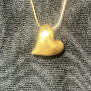 Goldene Herzkette mit sanft abgerundetem Anhänger – Modell „Corazón Dorado“, ca. 80 cm lang, nickelfrei