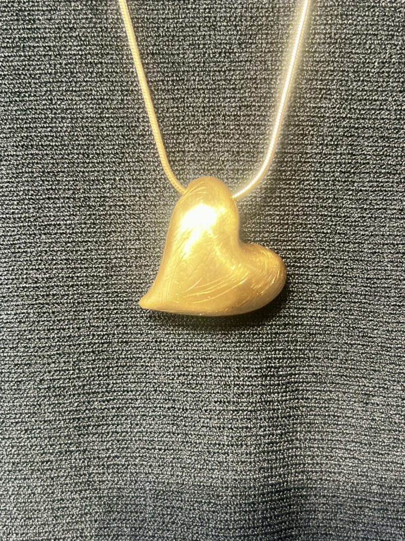 Goldene Herzkette mit sanft abgerundetem Anhänger – Modell „Corazón Dorado“, ca. 80 cm lang, nickelfrei