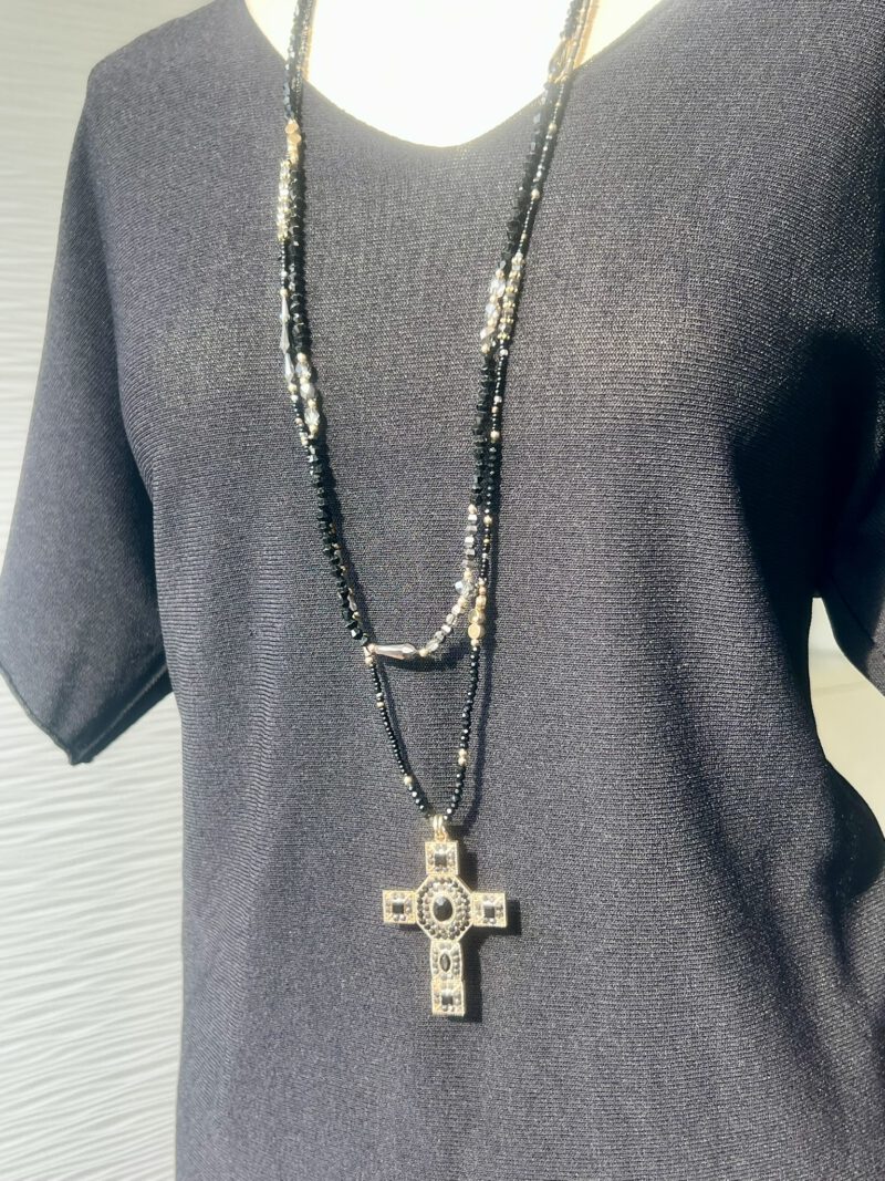 Schwarze Perlen Kette Layering mit Kreuzahänger auf schwarzen Stoff