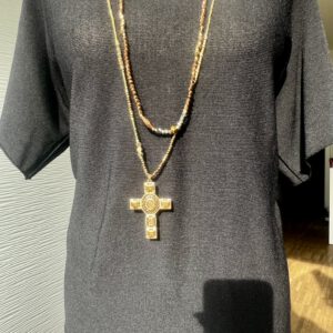 Glam Beads No. 3 – lange Perlenkette in warmen Tönen mit goldfarbenem Kreuzanhänger, getragen – HNK-GLAMBEADS-03