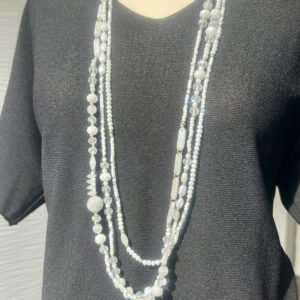 Weiße Statementkette mit Strasskugel, ca. 80 cm, mit Verschluss und Verlängerung, getragen – Glam Beads No. 1