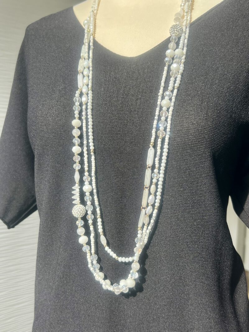 Weiße Statementkette mit Strasskugel, ca. 80 cm, mit Verschluss und Verlängerung, getragen – Glam Beads No. 1