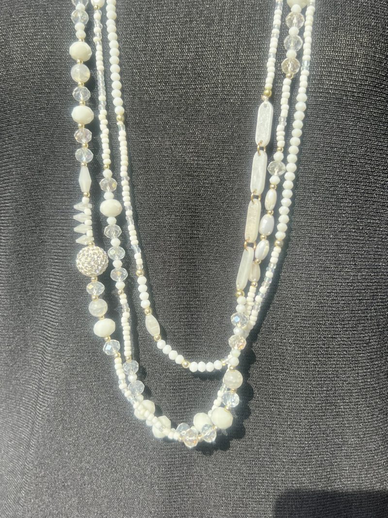 Weiße Statementkette mit Strasskugel, ca. 80 cm, mit Verschluss und Verlängerung, getragen – Glam Beads No. 1