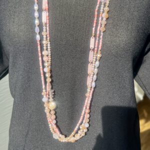 Glam Beads No. 3 – Rosa Statementkette mit Strasskugel, ca. 80 cm, mit Verschluss und Verlängerung, getragen