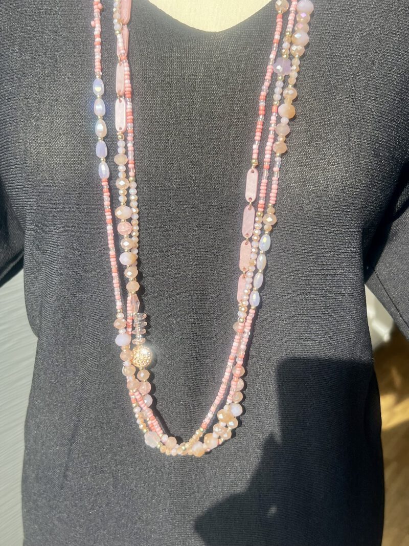 Glam Beads No. 3 – Rosa Statementkette mit Strasskugel, ca. 80 cm, mit Verschluss und Verlängerung, getragen