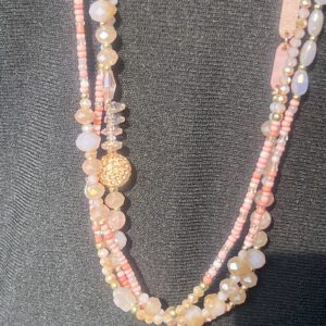 Glam Beads No. 3 – Rosa Statementkette mit Strasskugel, ca. 80 cm, mit Verschluss und Verlängerung, getragen